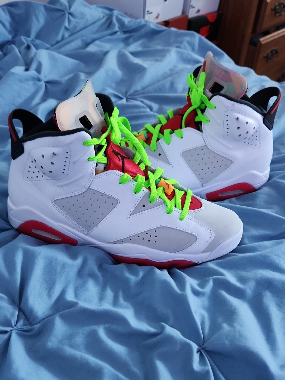 "Jordan 6 Bugs Bunnys" White and Red Sneakers with Green Laces - Picture 3 of 7